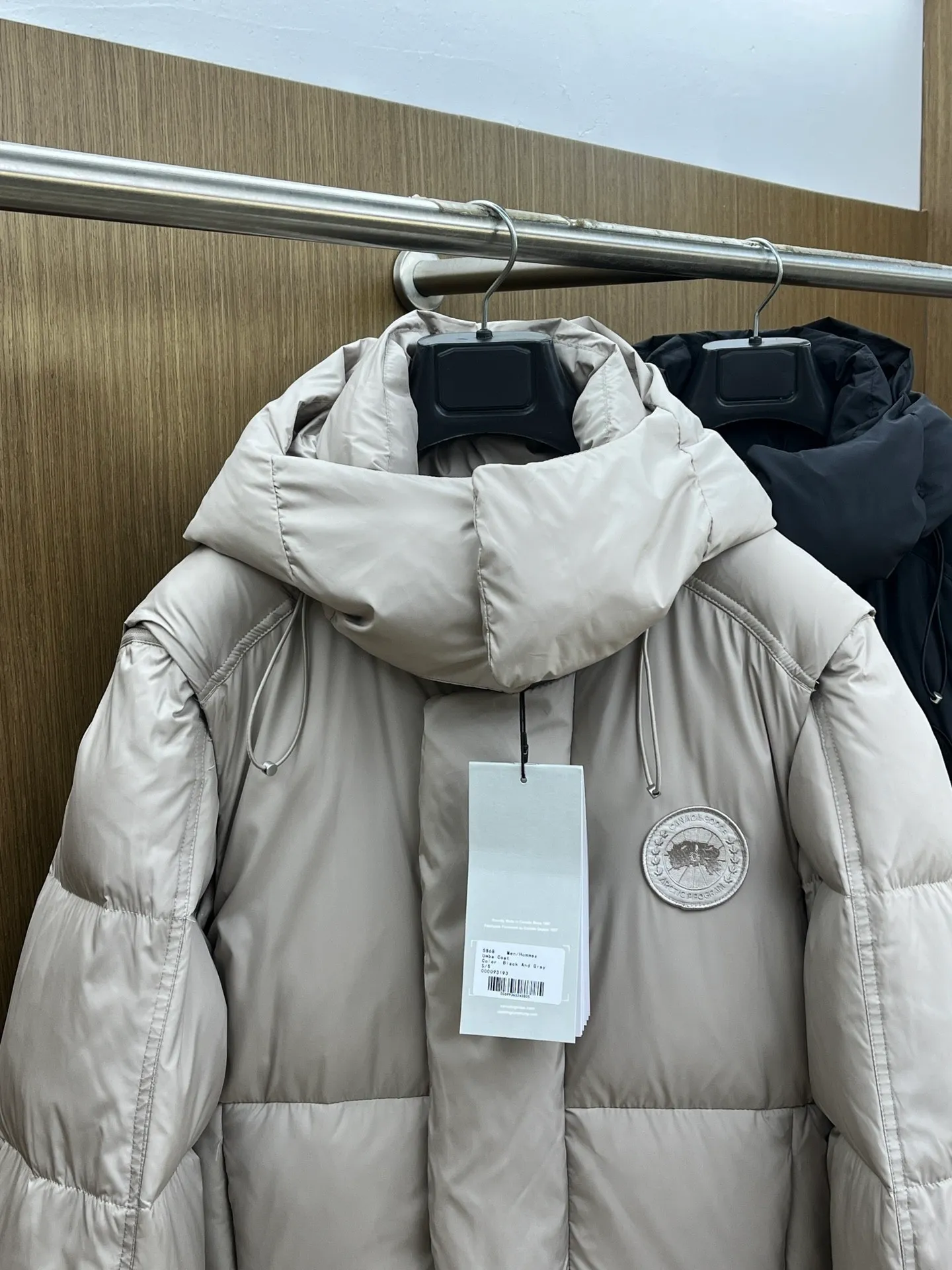 P1400 [Zhang Linghe’s latest top-grade down-filled Canada Goose model] Hooded, removable hood! The original custom-woven lightweight square technology three-proof fabric is windproof, rainproof and friction-proof. It is made of 400D gallbladder Zhengerbajing national standard 90 white duck down. When it is inserted inside, it will be more fluffy and temperature-locking. The whole piece can be stored and folded! ! The embroidered logo on the left chest is a topographic map of Canada, lifelike and perfectly restored. It is embroidered with high-density colored yarn using imported embroidery machines from Bai Lingda. In particular, the sleeves are detachable, making it especially suitable for areas with unstable climate. The washing and labeling are all based on the latest version, and the customized washing labels are equipped with laser anti-counterfeiting labels! ! And the position of the wash water mark is synchronized according to the 25-year new hidden design process. The wash water mark is all hidden inside and can be seen in the detailed picture. What you see is what you get! ! Color graphite gray, black Size xs s m L xl